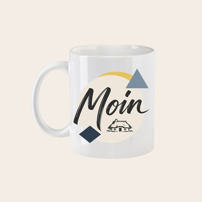Keramikbecher weiß mit Motiv Reetdachkate und Schriftzug Moin im norddeutschen Stil von Dein Printwerk