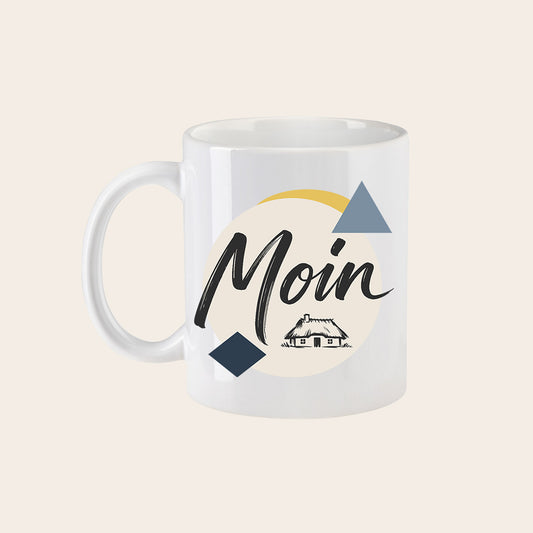 Keramikbecher weiß mit Motiv Reetdachkate und Schriftzug Moin im norddeutschen Stil von Dein Printwerk