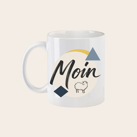 keramikbecher in weiß mit dem Moin-Gruß und einem Schaf, typisch norddeutsch von Dein Printwerk