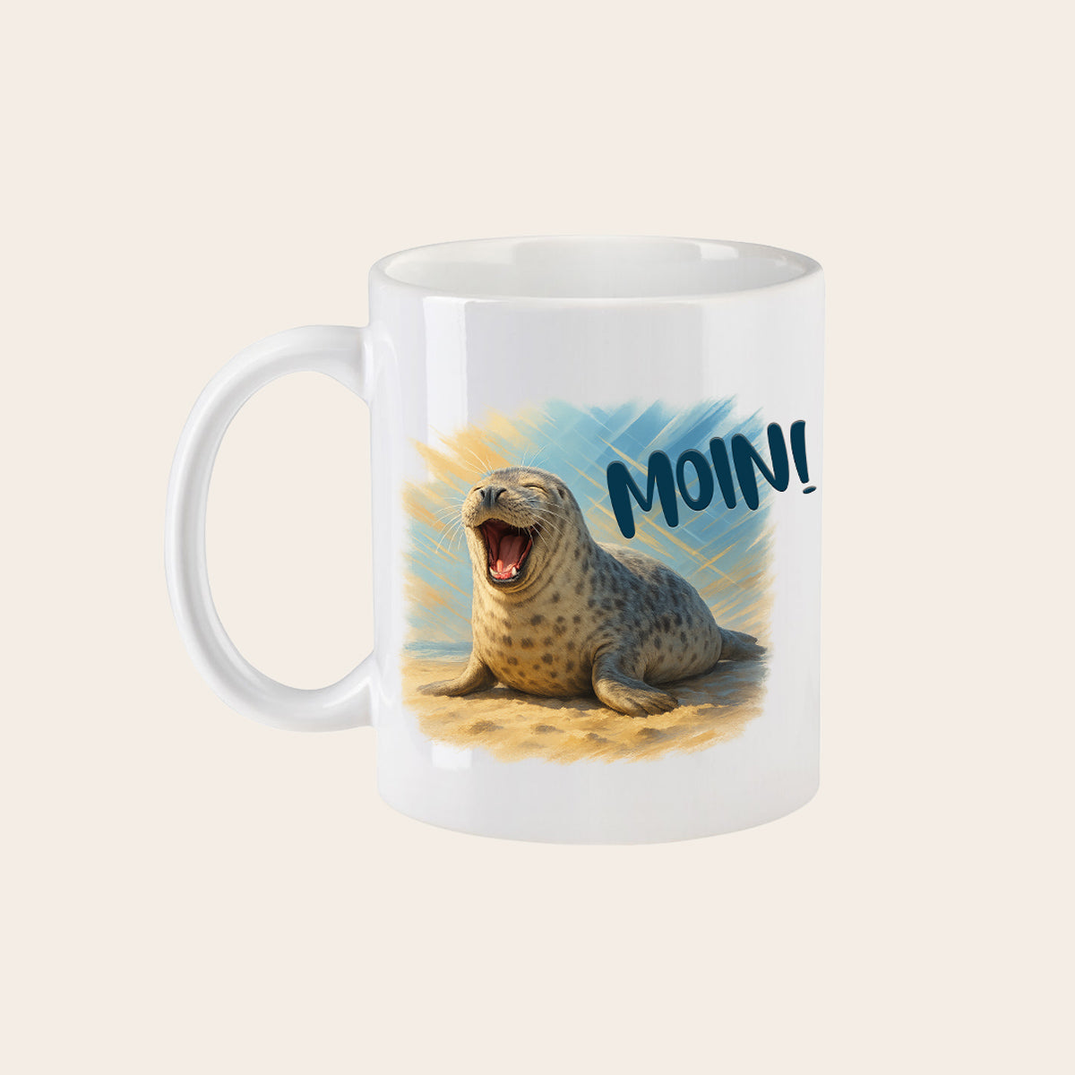 Weißer Keramikbecher mit Henkel, bedruckt mit einer lachenden Robbe und dem Schriftzug Moin.