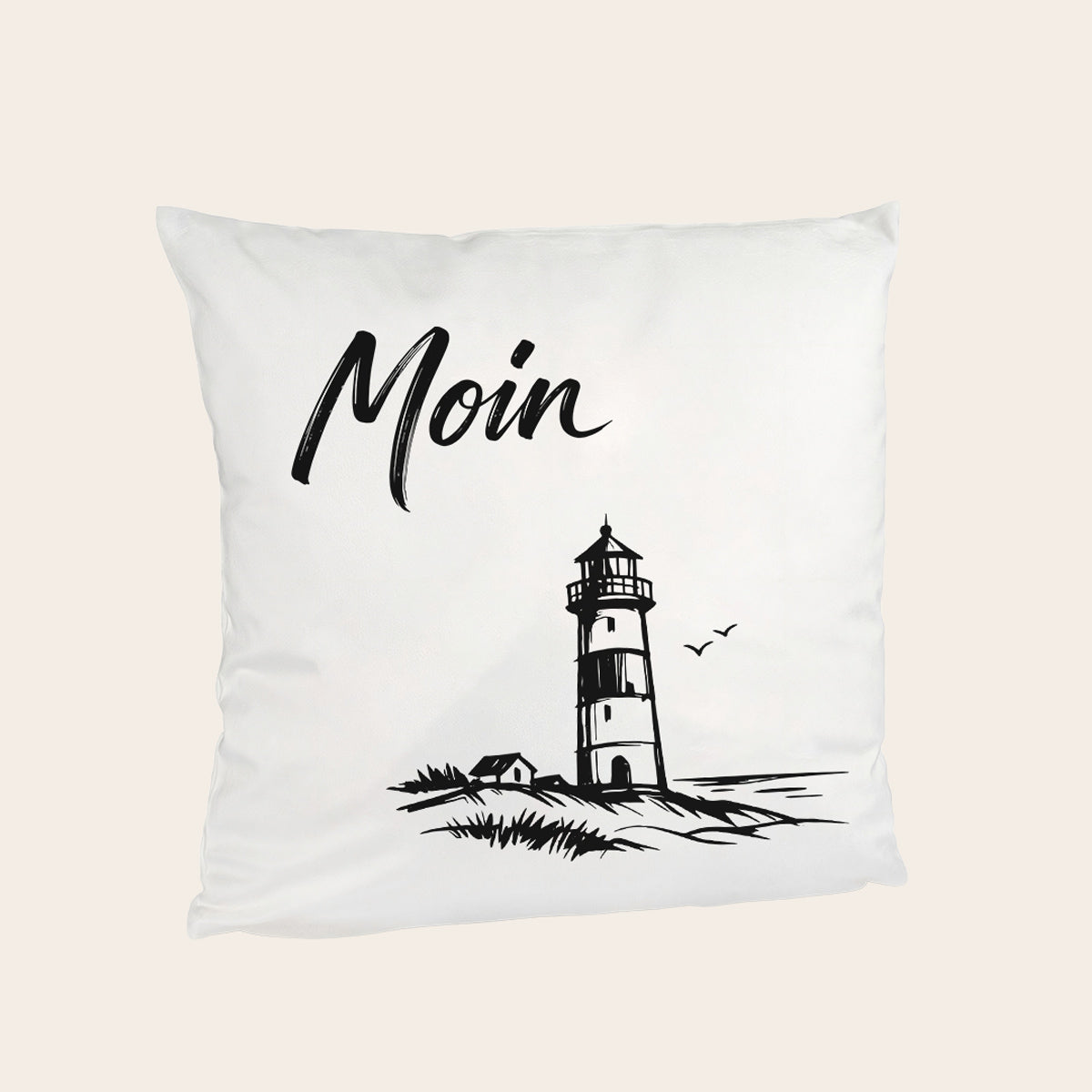 Weißes Soft-Touch-Kissen mit filigranem Leuchtturm-Motiv und dem Schriftzug Moin in sanften Naturtönen.