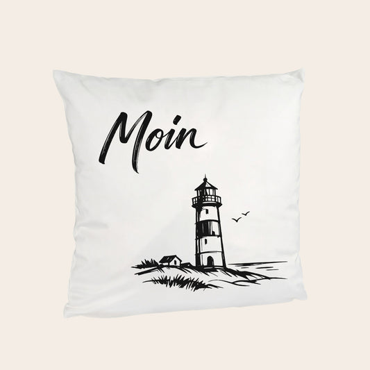 Weißes Soft-Touch-Kissen mit filigranem Leuchtturm-Motiv und dem Schriftzug Moin in sanften Naturtönen.