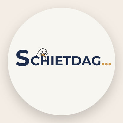 Detailansicht des hochwertigen Textildrucks 'Schietdag' auf einem Russell Authentic Hoodie – langlebige Veredelung aus Itzehoe.