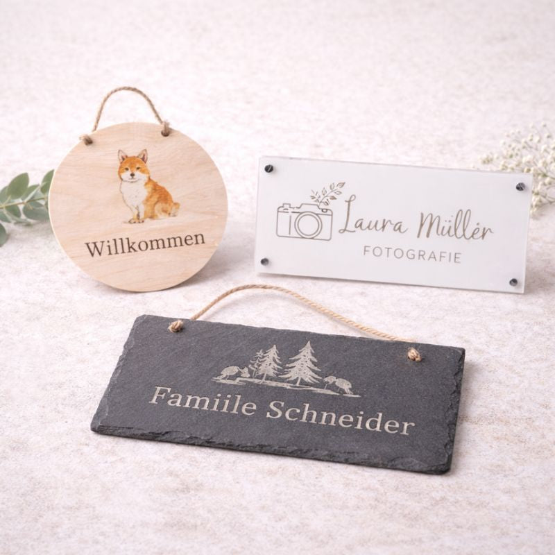 Drei Schilder aus Holz und Alu-Verbund und Schiefer