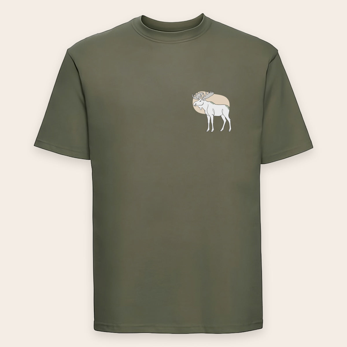 Olivgrünes T-Shirt mit dezentem Elch-Brustdruck, passend zum natürlichen Look der Kollektion.
