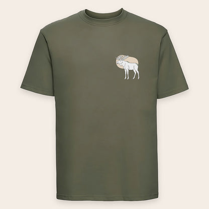 Olivgrünes T-Shirt mit dezentem Elch-Brustdruck, passend zum natürlichen Look der Kollektion.