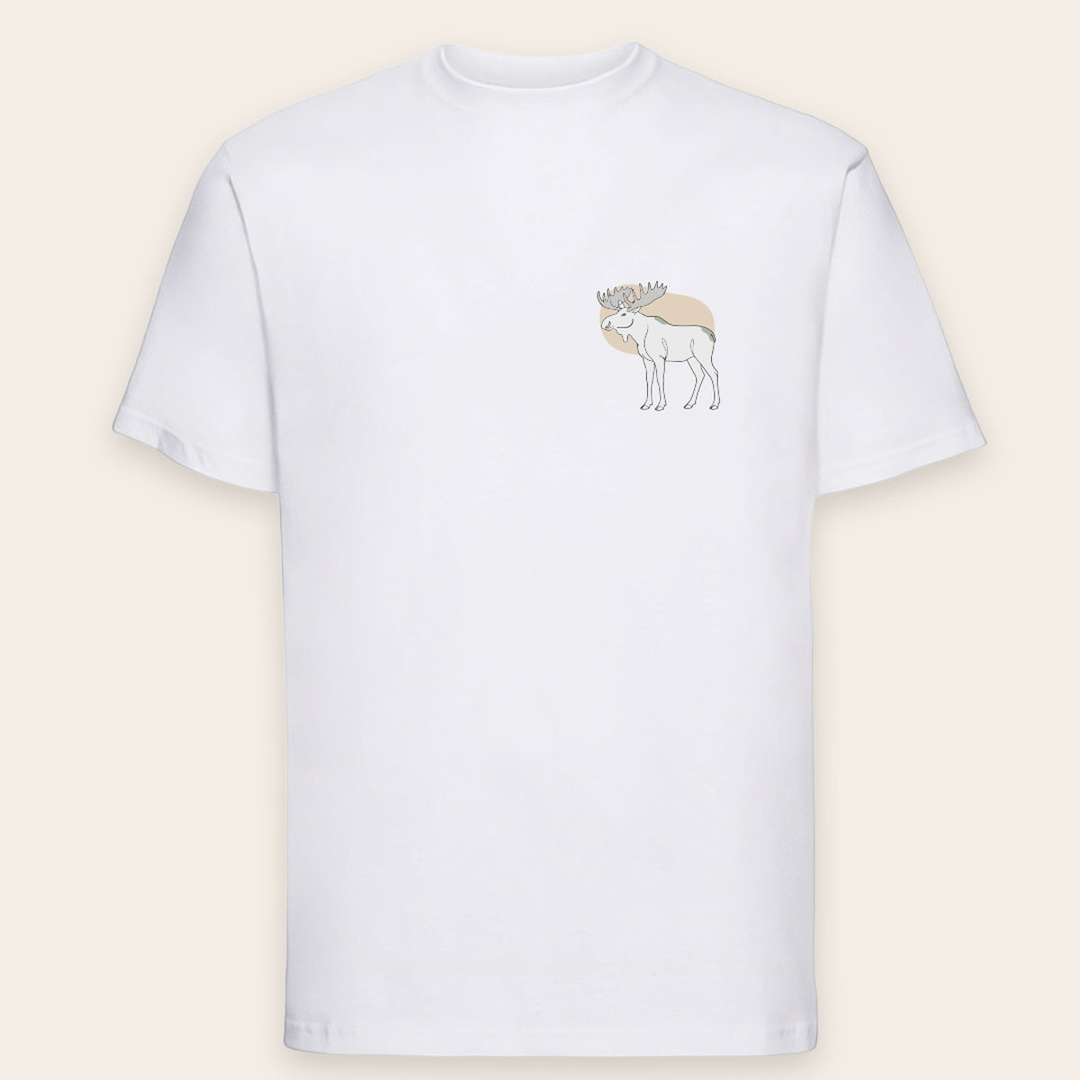 Weißes T-Shirt aus der Serie Skandinavisches Feeling mit dezentem Elch-Brustdruck auf der linken Seite.