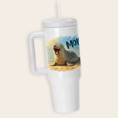 Großer weißer Edelstahl-Thermobecher mit Griff, bedruckt mit einer lachenden Robbe und dem Schriftzug Moin.